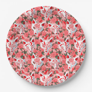 Kitsune-maskers en bloeiende camelia op roze papieren bordje