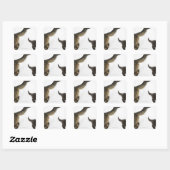Kitten die opkijkt naar de staart van zijn moeder vierkante sticker (Vel)