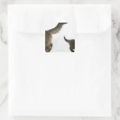 Kitten die opkijkt naar de staart van zijn moeder vierkante sticker (Tas)