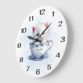 Kitten en Coupe Fleurs Bleues Horloge murale (Angle)
