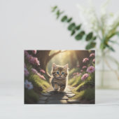 Kitten lopen over het pad tussen de bloemen briefkaart (Staand voorkant)