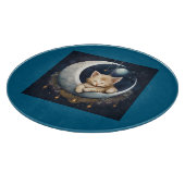 Kitten slapen op maanobject snijplank (Hoek)