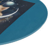 Kitten slapen op maanobject snijplank (Hoek)