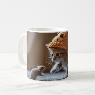 Kitten spelen met een kleine muis koffiemok