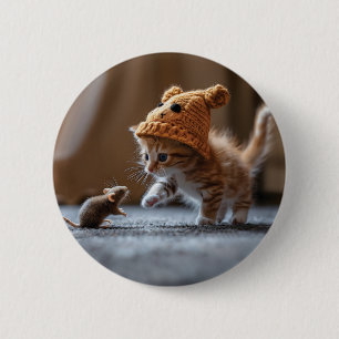Kitten spelen met een kleine muis ronde button 5,7 cm
