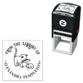 Kitten Toying met Muis Ronde Bibliotheek Boeknaam Zelfinktende Stempel (In situ)