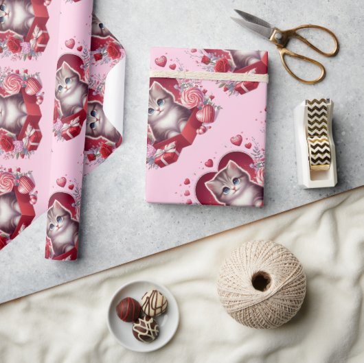 Kitten zitten in een doos met bloemen en geschenke cadeaupapier (Crafts)