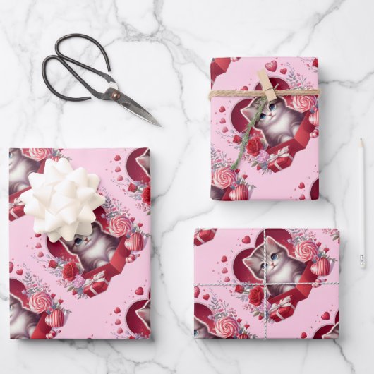 Kitten zitten in een doos met bloemen en geschenke inpakpapier vel (Voorkant)