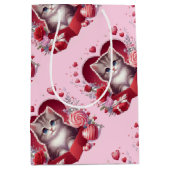 Kitten zitten in een doos met bloemen en geschenke medium cadeauzakje (Voorkant)