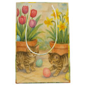 Kittens Playing with Easter Eggs  Medium Cadeauzakje (Voorkant)