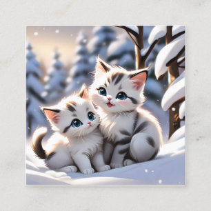 Kittens spelen in de witte sneeuw is een charmante vierkante visitekaartje