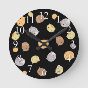 Kitty Chat fait face à une jolie horloge murale