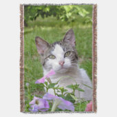 Kitty dans les fleurs lancer la couverture (devant Vertical)