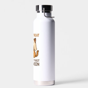 kitty met een masker klaar voor zijn eerste Hallow Waterfles