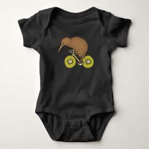Kiwi Riding Bike met Kiwi Wheels Romper