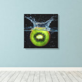 Kiwi-schijfje spat in het water canvas afdruk (Insitu (Houten vloer))