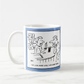 Klant flatteert Barmaid onvriendelijk.Grappig Koffiemok (Links)