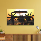 Klanten werken aan een E-2C Hawkeye vliegtuig Canvas Afdruk (Insitu (Woonkamer))