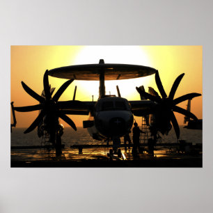 Klanten werken aan een E-2C Hawkeye vliegtuig Poster