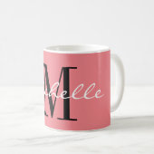 Klaskoraalroze en monogram met witte aangepaste na koffiemok (Voorkant rechts)