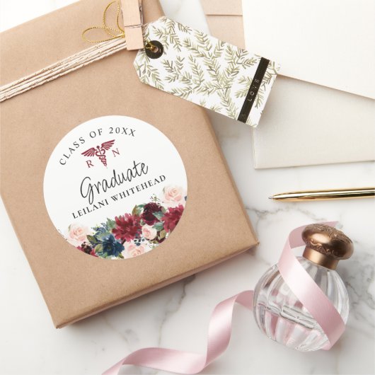 Klasse Nursing Afstuderen Burgundy Floral Ronde Sticker (Geschenken)