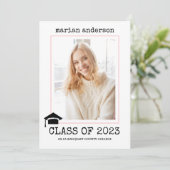 Klasse van 2023 roze afstuderen met schrijfmachine kaart (Staand voorkant)