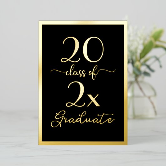 Klasse van 2025 Afstuderen Chic Black Gold Script Folie Uitnodiging (Staand Voorkant)