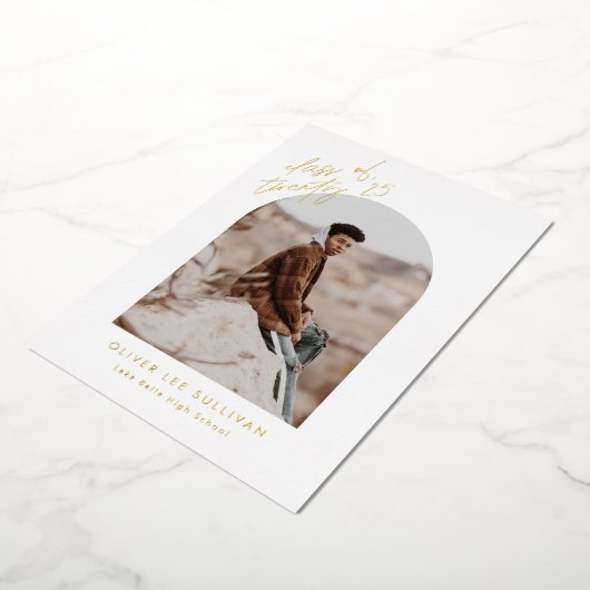 Klasse van 2025 Arch Photo Afstuderen Gold Folie Uitnodiging (Gedraaid)