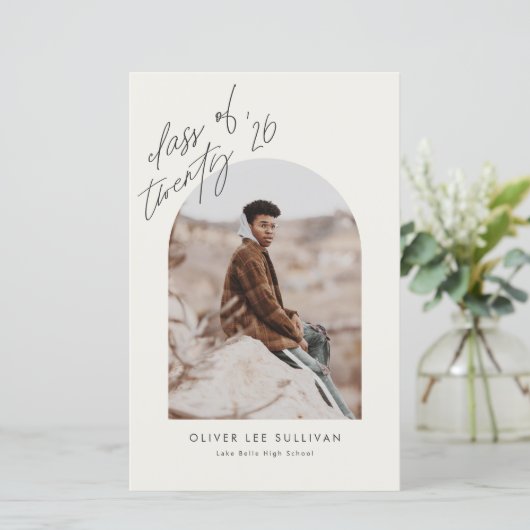 Klasse van 2025 Beige Arch Afstuderen Invitation (Staand voorkant)