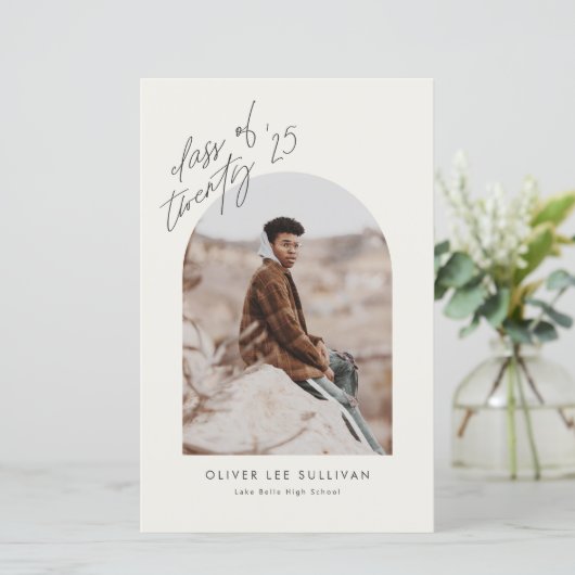 Klasse van 2025 Beige Arch Afstuderen Invitation (Staand voorkant)