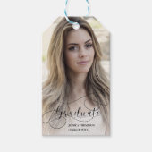 Klasse van 2025 Elegant Script Afstudeerder Foto A Cadeaulabel (Voorkant)