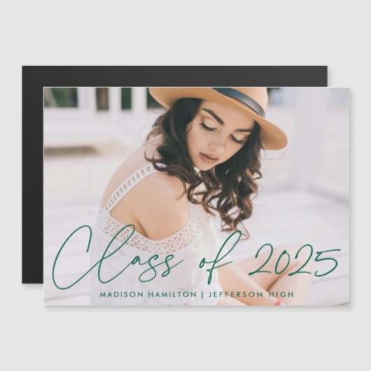 Klasse van 2025 Modern Green Script Photo Afstuder Magnetische Uitnodiging (Voorkant / Achterkant)