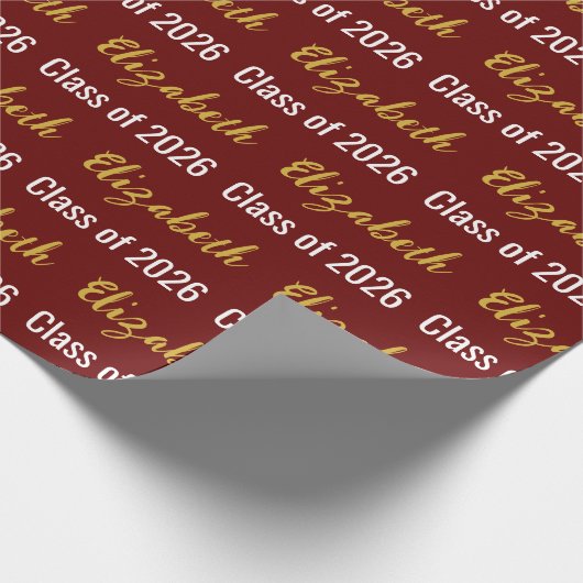 Klasse van 2026 Graduate's Name Dark Red White Gol Cadeaupapier (Hoek)