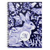 Klassiek blauw en wit konijn en vogelvrij monogram notitieboek (Voorkant)