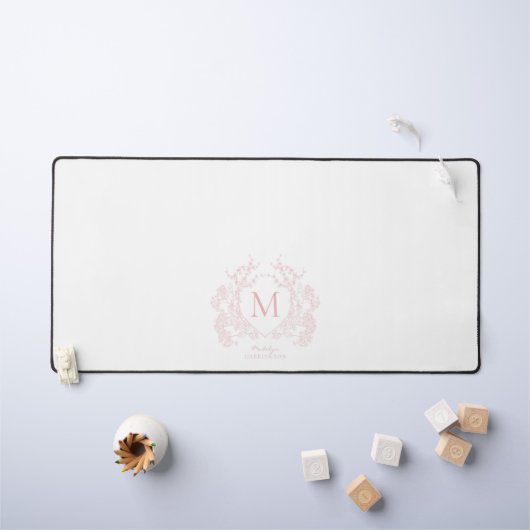 Klassiek Blush Roze Bloemen Crest Monogram Bureaumat (Kindertafel)