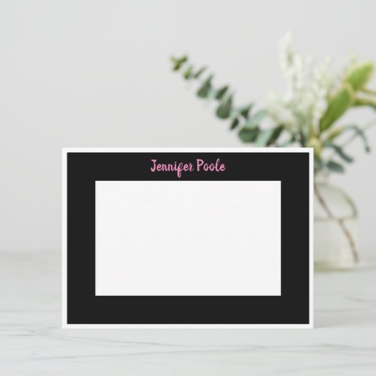 Klassiek gepersonaliseerd zwart, wit en roze kaart (Staand voorkant)