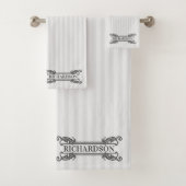 Klassiek Grijs Acanthus Blad Monogram Elegante Str Bad Handdoek (Insitu)