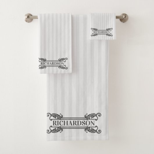 Klassiek Grijs Acanthus Blad Monogram Elegante Str Bad Handdoek (Insitu)