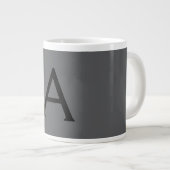 Klassiek grijs eenvoudig monogram naam initiële extra grote beker (Voorkant rechts)
