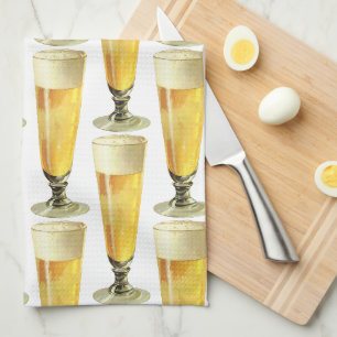 Klassiek hoog glas koude bier, alcoholische drank theedoek