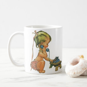 Klassiek kind Cute Blond meisje dat praat op speel Koffiemok