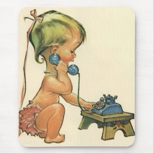 Klassiek kind Schattig blond meisje dat op speelgo Muismat