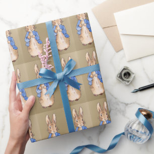 Klassiek konijn in een blauwe jas cadeaupapier