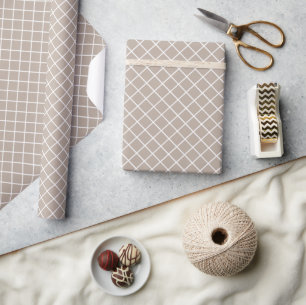 Klassiek licht taupe grijs bruin wit ruitpatroon cadeaupapier