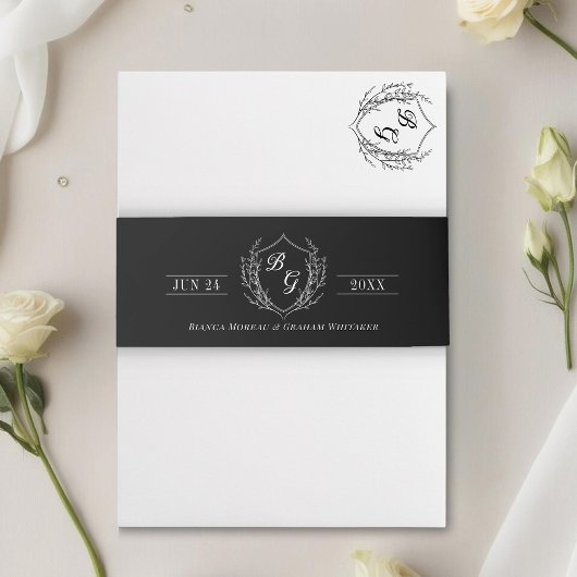 Klassiek monogram kam krans zwart uitnodigingen wikkel