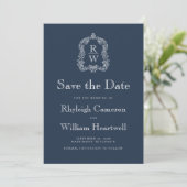 Klassiek Navy Blue Monogram Crest Script Save The Date (Staand voorkant)