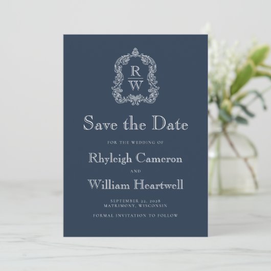Klassiek Navy Blue Monogram Crest Script Save The Date (Staand voorkant)