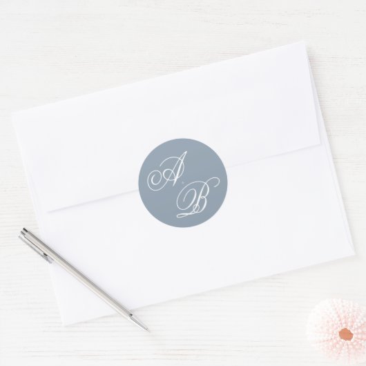 Klassiek Stofblauw & Wit Monogram Schrift Bruiloft Ronde Sticker (Envelop)