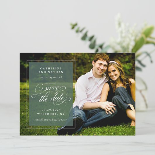 Klassiek Witte en Groene Elegante Script Bruiloft Save The Date (Staand voorkant)