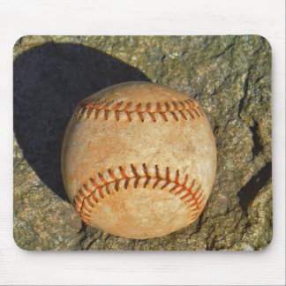 Klassiek witte honkbal met rode stiksels muismat